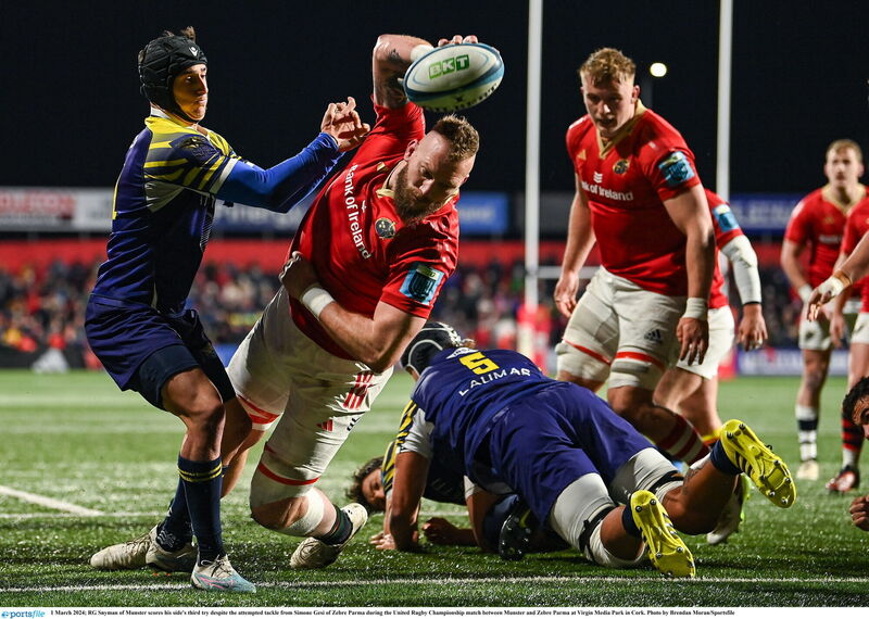 Le RG Snyman de Munster a marqué le troisième essai de son équipe malgré une tentative de tacle de Simone Gesi de Zebre Parma au Virgin Media Park.  Photo : Brendan Moran/SportsFile