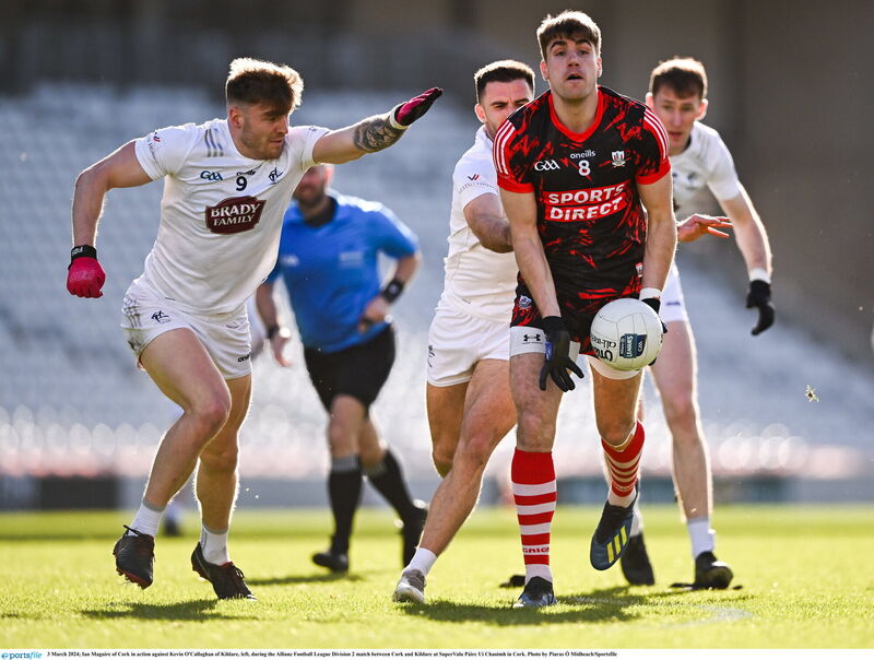 Ian Maguire de Cork en action contre Kevin O'Callaghan de Kildare dans le SuperValu Páirc Uí Chaoimh.  Photo : Piaras Ó Midheach/Sportsfile