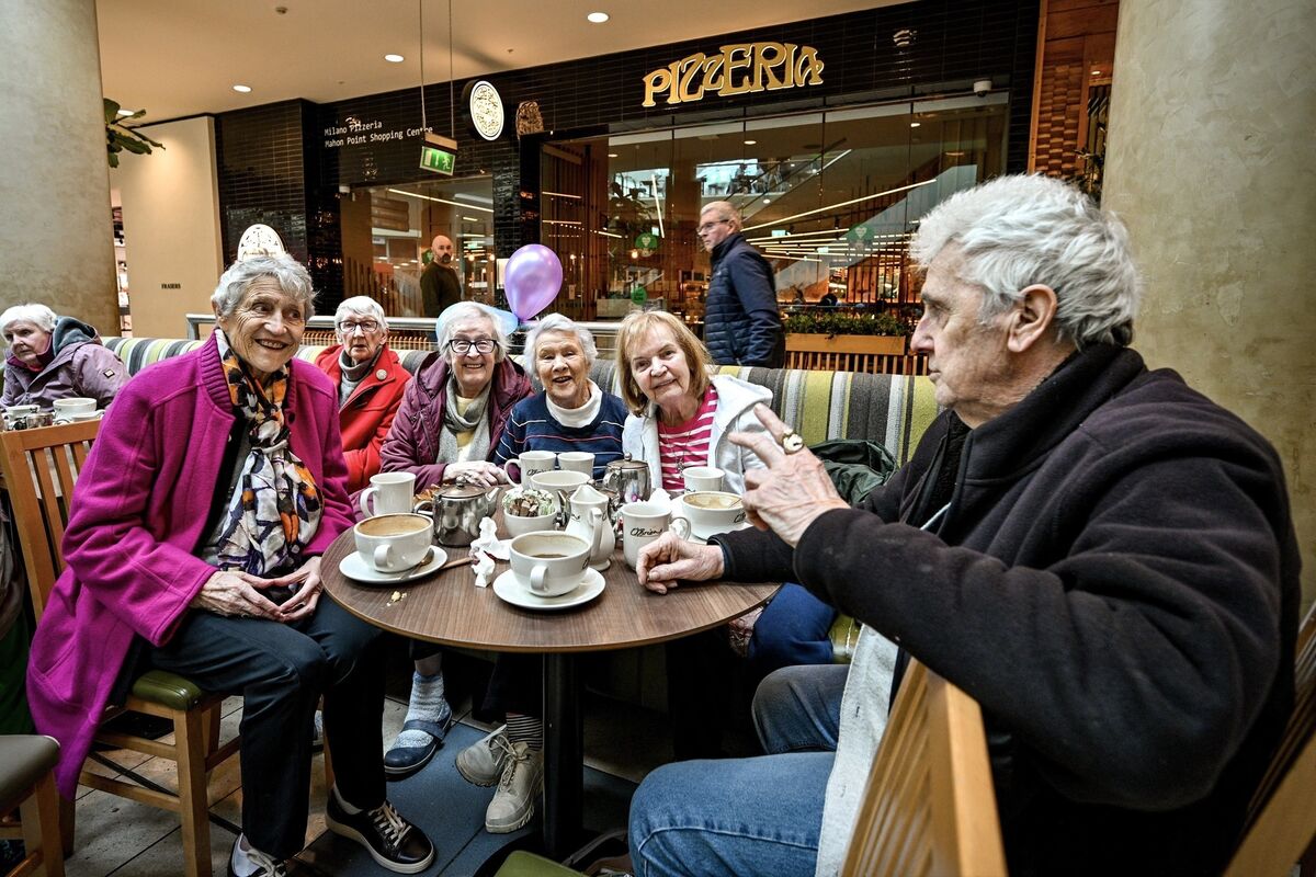John Bradley pictured regaling Louie O’Mahony, Mary O’Driscoll, Janet Bradley, Peg Cleary and Pam Ryan with stories over coffee. Picture Chani Anderson