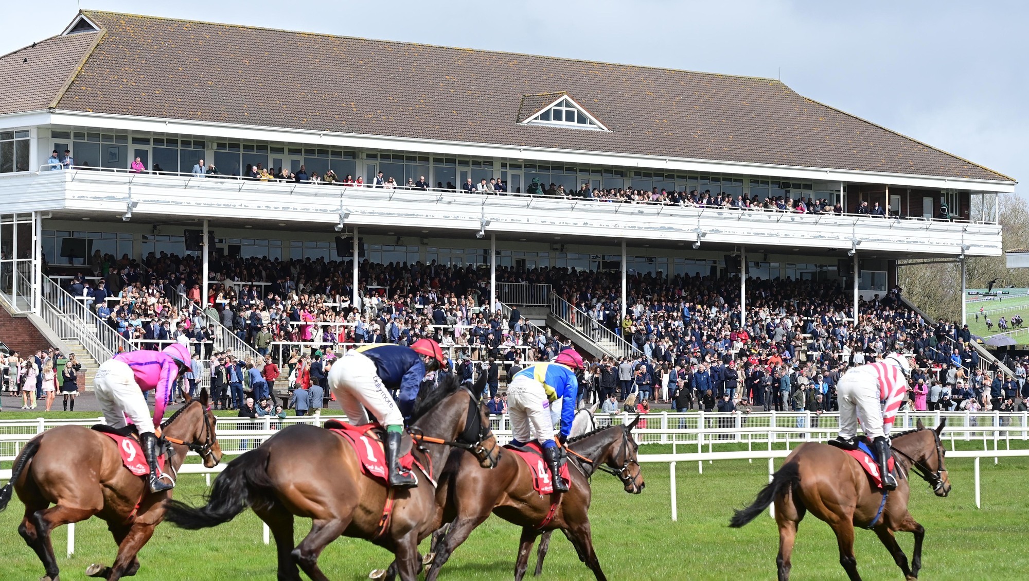 Huge crowd at Cork Racecourse Mallow for Easter Sunday racing