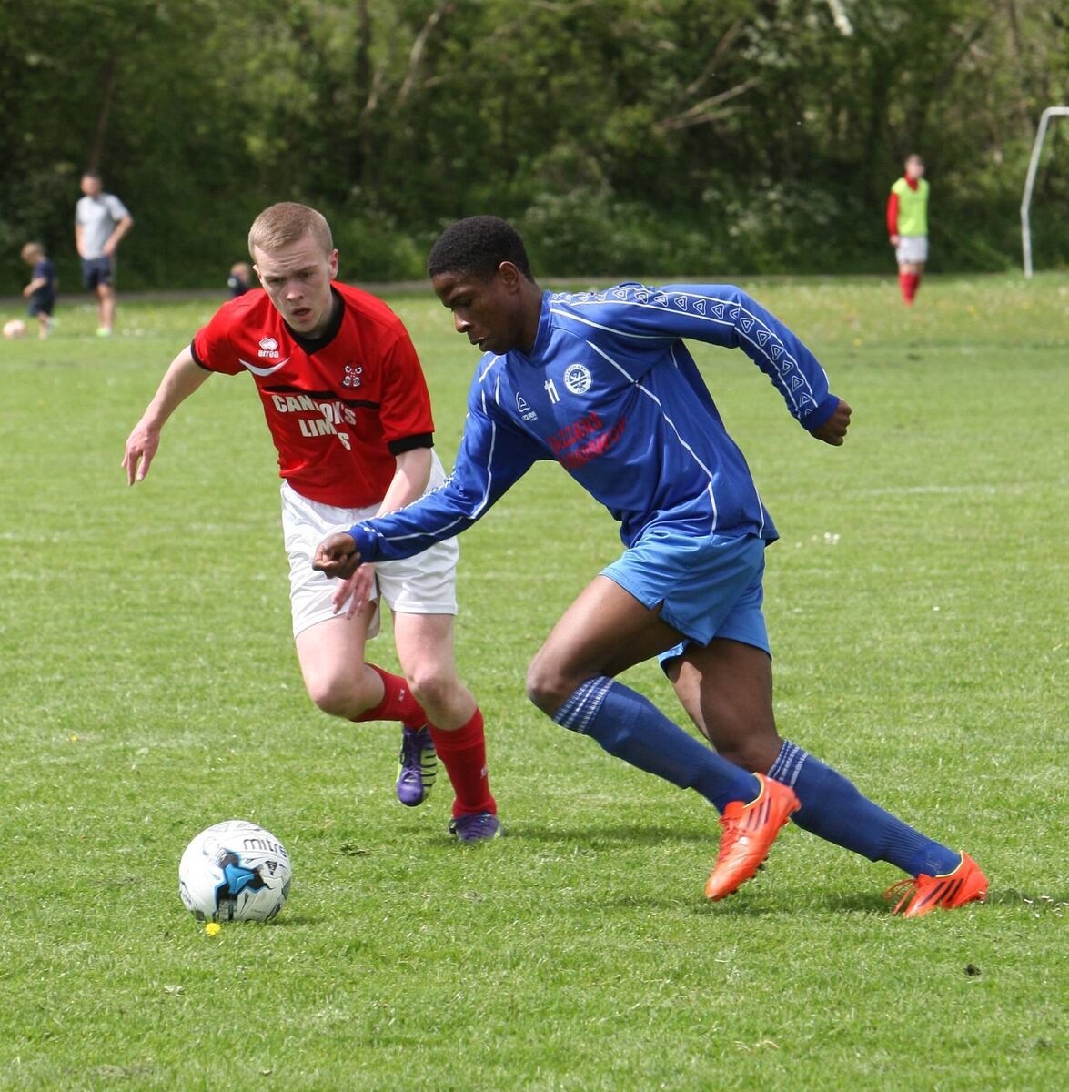 Kilreen Celtic v Everton in the Cork Youths U18 Premier League at Murphy's Farm. Kilreen Celtic's Stephen O'Connell and Everton's Chiedozie Ogbene challenge for the ball. 