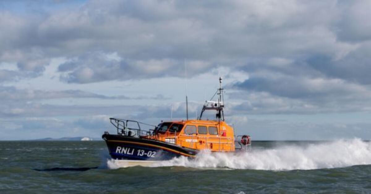Pockets of air in coat kept girl afloat after she was swept out to sea - Vimarsana News