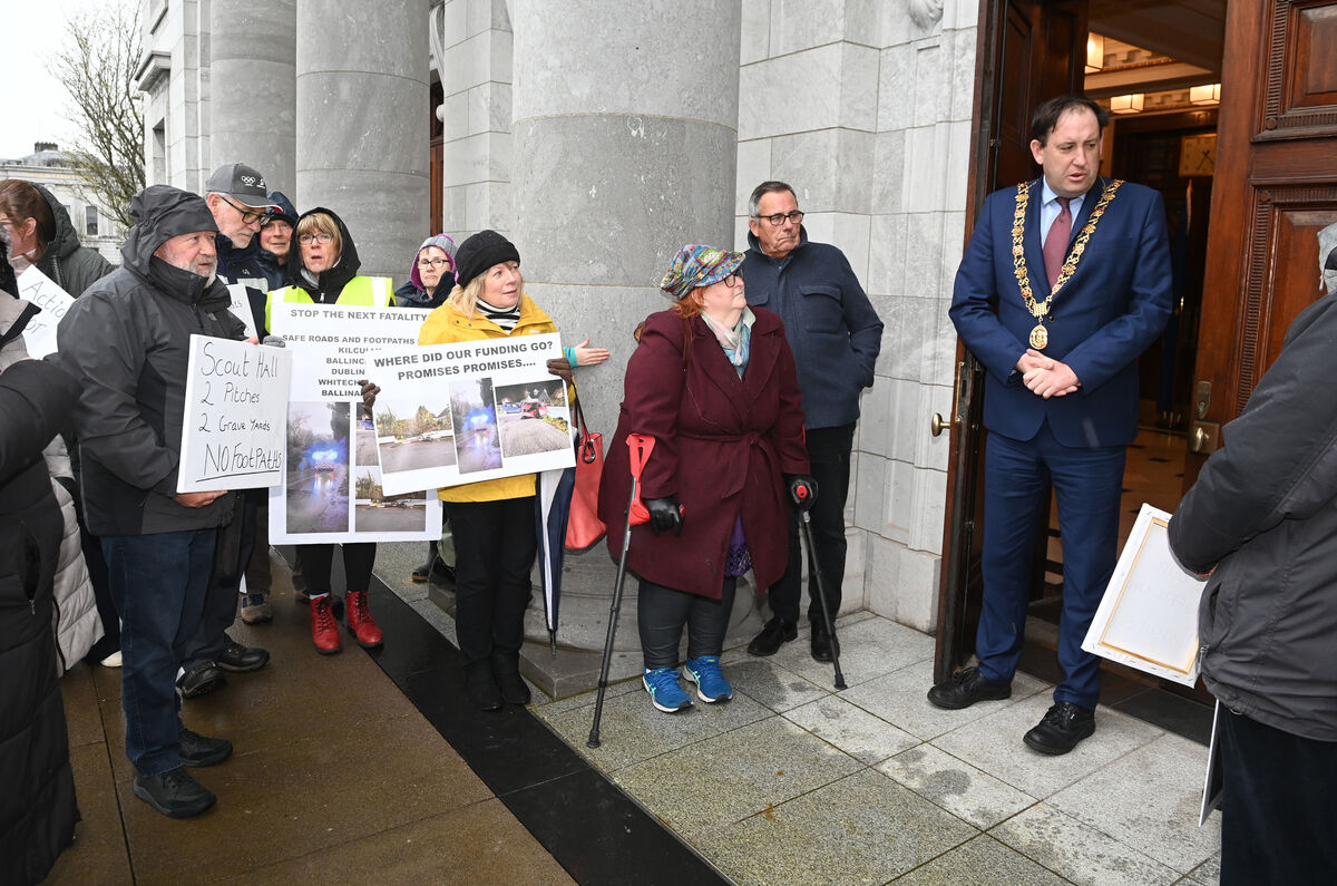 The Lord Mayor of Cork Cllr Kieran McCarthy meets with the Kilcully and Ballincrokig Residents Association holding a protest outside City Hall to campaign for pedestrian improvement works and traffic calming measures in the area. Picture; Eddie O'Hare