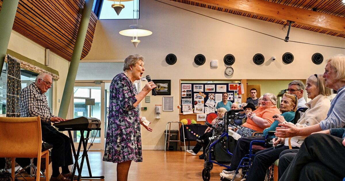 WATCH: Singer, 92, lifts the roof with stunning performance at Cork Nursing Home - Vimarsana News