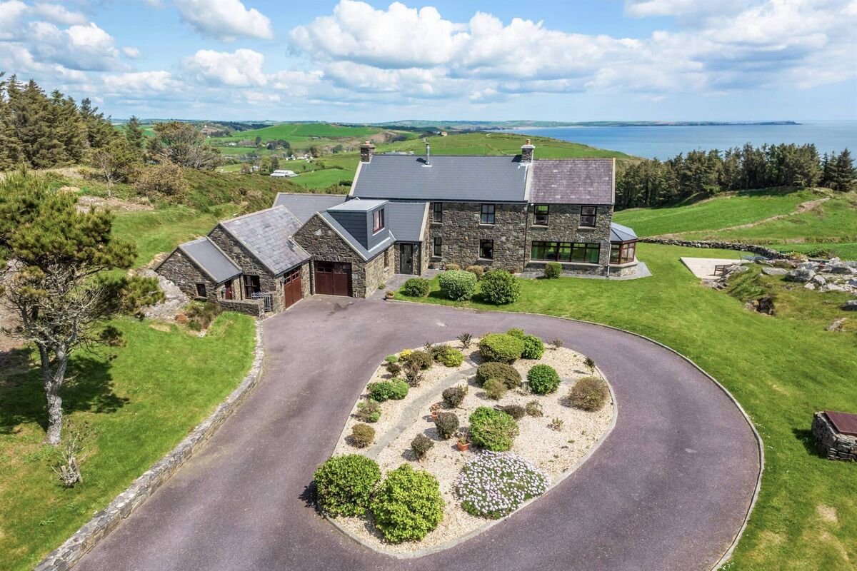 The Hideaway in Glandore has four bedrooms and three bathrooms and has stunning sea views. The Hideaway in Glandore has four bedrooms and three bathrooms and has stunning sea views.