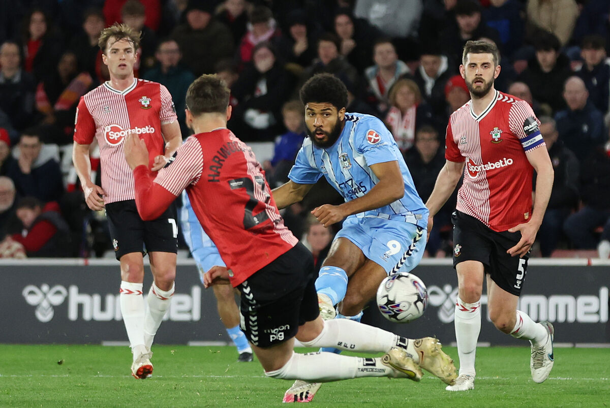 Coventry City's Ellis Simms (centre right) attempts a shot on goal during the Sky Bet Championship match at St Mary's Stadium, Southampton. Picture: Steven Paston/PA Wire