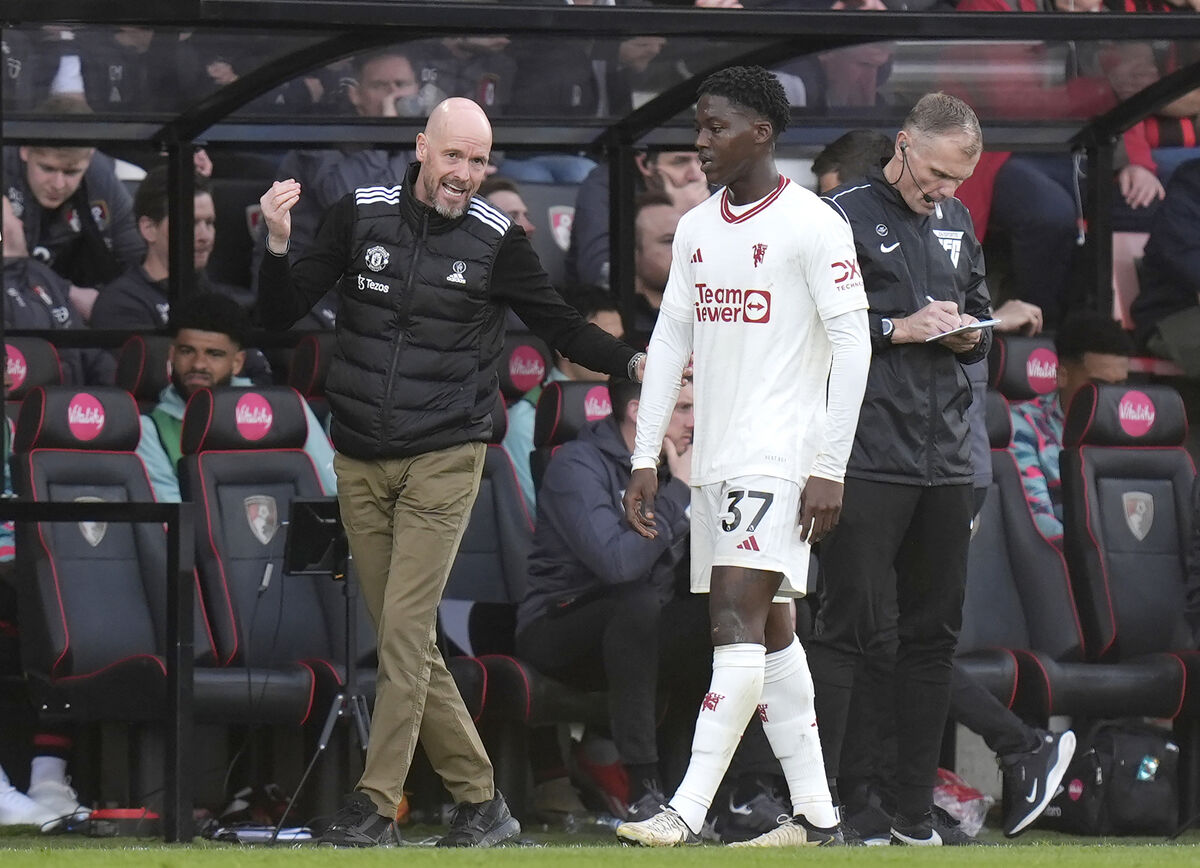 Manchester United manager Erik ten Hag instructs Kobbie Mainoo on the touchline during the Premier League match at the Vitality Stadium, Bournemouth. Picture: Andrew Matthews/PA Wire