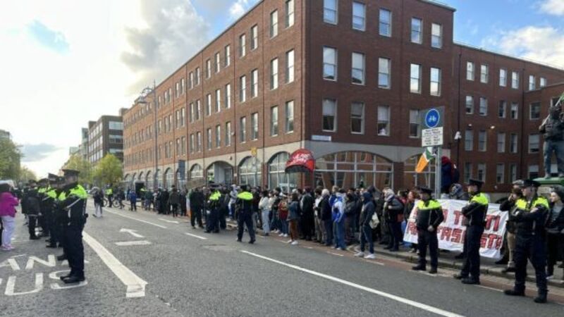 Protesters in standoff near migrant camp in Dublin Protesters in standoff near migrant camp in Dublin