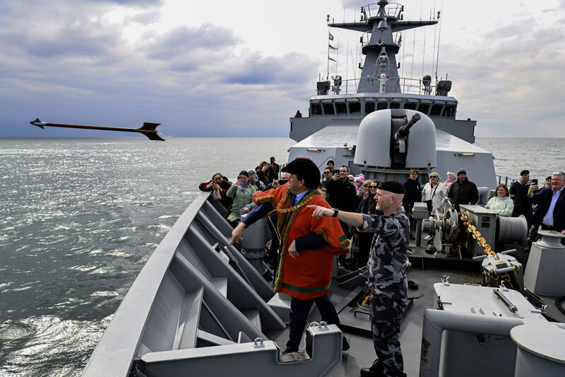 Throwing the dart is an ancient tradition from the early 1500s and links to the Mayoralty’s historical authority over the waters of Cork Harbour.