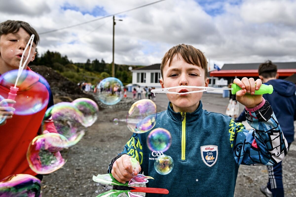 Daltaí ó Scoil Náisiúnta Chúil Aodha, Conchúr Ó Céilleachair, 11, ina measc, ag scaoileadh amach na bobailíní mar chuid de mhór ocáid an Domhnaigh sa sraidhbhaile i nGaeltacht Mhuscraí. Daltaí ó Scoil Náisiúnta Chúil Aodha, Conchúr Ó Céilleachair, 11, ina measc, ag scaoileadh amach na bobailíní mar chuid de mhór ocáid an Domhnaigh sa sraidhbhaile i nGaeltacht Mhuscraí.