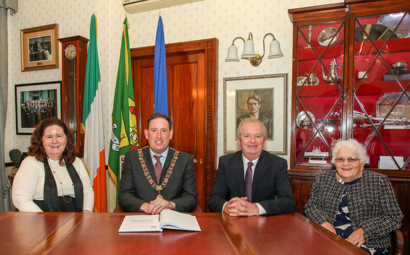 Cllr. Kieran McCarthy at the City Hall, Cork to honour  photographer Denis Minihane for his contribution to the city for the past 45 years. Picture shows Meave Minihane, Lord Mayor of Cork, Cllr. Kieran McCarthy, Denis Minihane and Sheila Minihane. - Picture: David Creedon