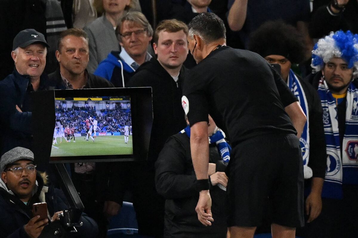 Referee Andre Marriner consults the pitch-side monitor after the VAR  advised him to check for a penalty for handball, subsequently given to Brighton during the English Premier League football match against Manchester United. Picture: by Glyn KIRK / AFP.