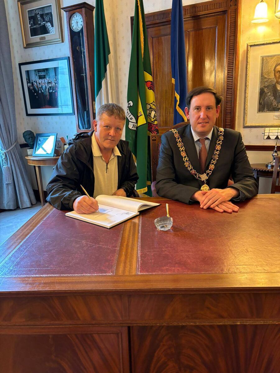 Lord Mayor of Cork Councillor Kieran McCarthy congratulates photographer Doug Minihane on his contribution to the promotion and development of Cork Boxing. Lord Mayor of Cork Councillor Kieran McCarthy congratulates photographer Doug Minihane on his contribution to the promotion and development of Cork Boxing.
