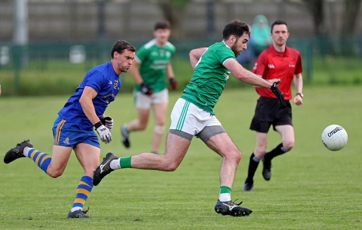  Alan McCarthy, St. Finbarrs, chases Sean Dore, Ballincollig.