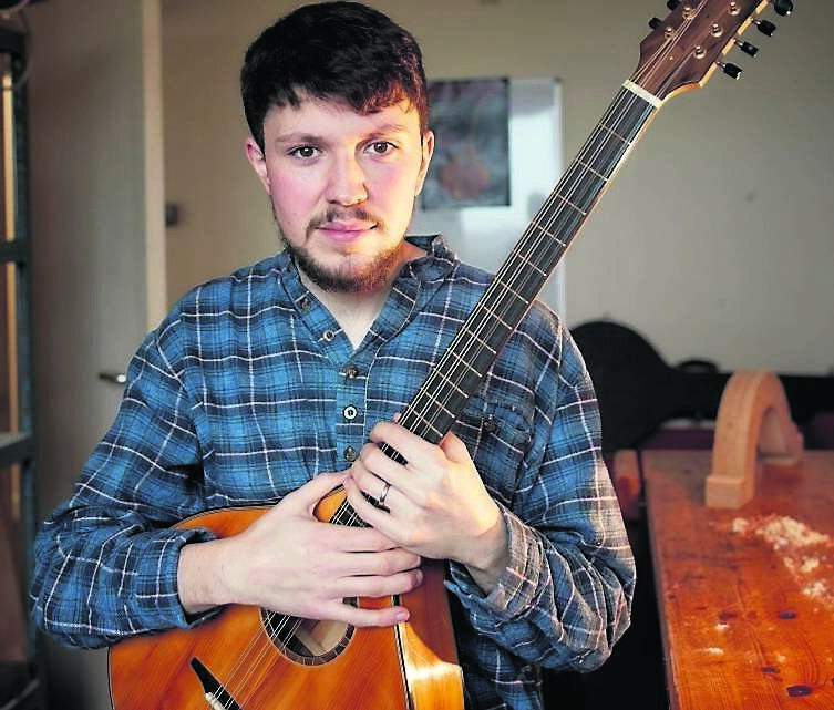Is ó Ghaeltacht na Déise do Mhacdara Ó Faoláin ach beidh Ceoltóir Óg na Bliana ag Gradaim Ceoil TG4 ag seinnt san Ionad Chultúrtha i mBaile Mhúirne ar Meitheamh 14. Tá oíche ceoil den scoth geallta