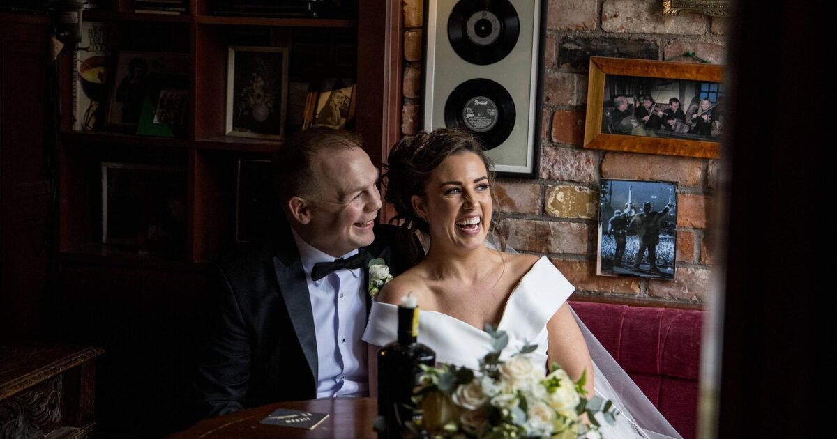 ランダムなテキストメッセージがロマンスとコークの結婚式につながった