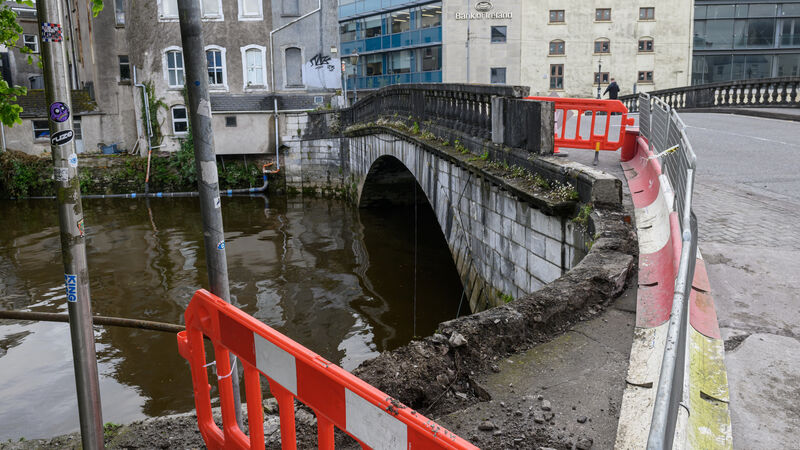 Works underway to recover pieces of stone parapet of Cork’s Parliament Bridge Works underway to recover pieces of stone parapet of Cork’s Parliament Bridge