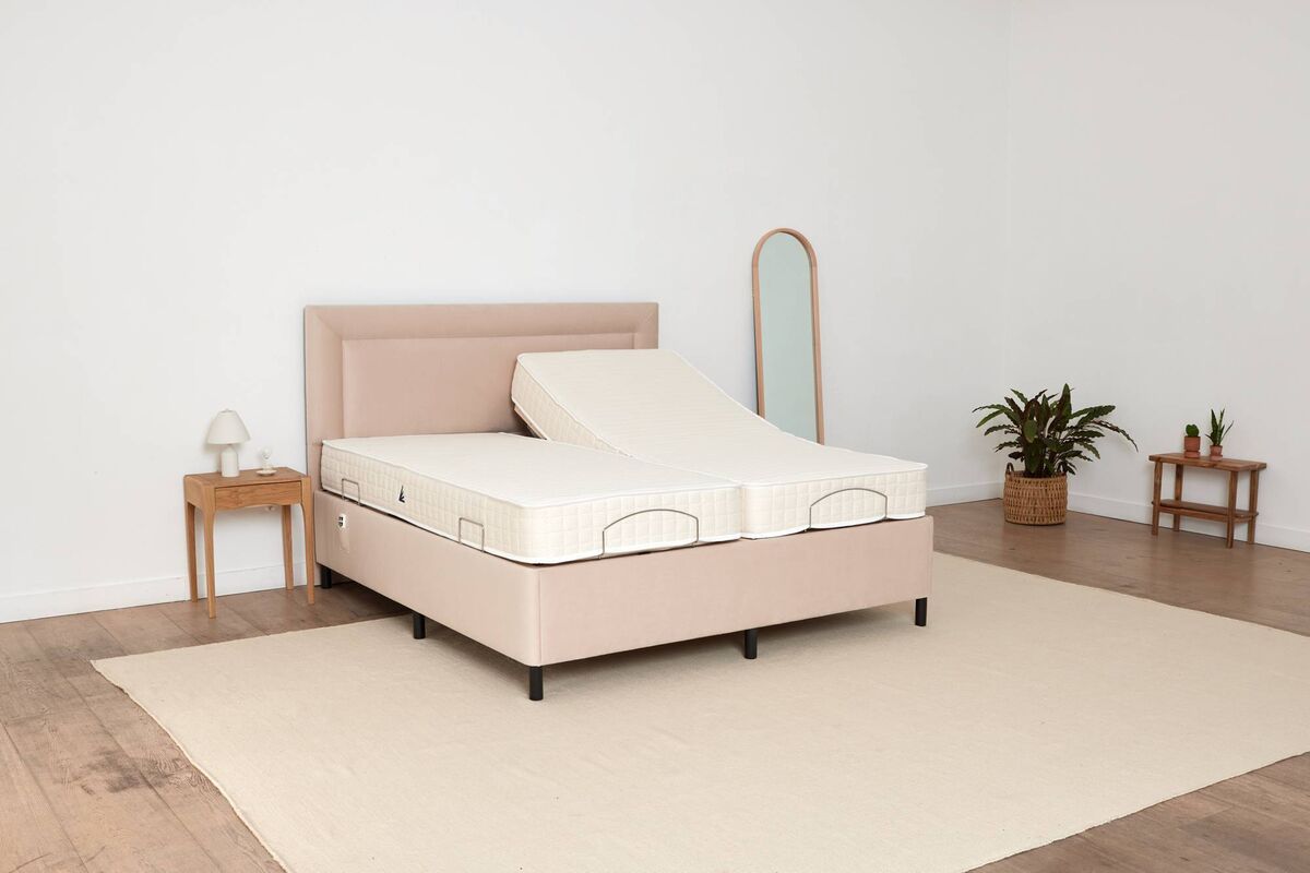 The double and super king adjustable beds have dual-controlled mattresses with separate handsets, and are suitable for two people. The double and super king adjustable beds have dual-controlled mattresses with separate handsets, and are suitable for two people.
