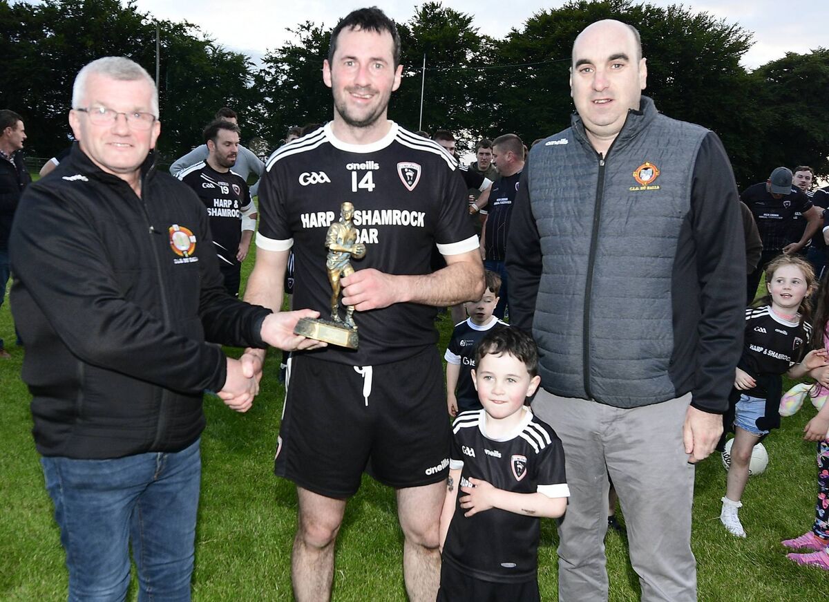 Duhallow Ducon Cup Man of the Match Michael Herlihy (Kiskeam) receives his Award from Liam Buckley, Secretary, Duhallow Junior Board in the company of son Donnchadh and Steven Lynch, Chairman, Duhallow GAA. Picture John Tarrant Duhallow Ducon Cup Man of the Match Michael Herlihy (Kiskeam) receives his Award from Liam Buckley, Secretary, Duhallow Junior Board in the company of son Donnchadh and Steven Lynch, Chairman, Duhallow GAA. Picture John Tarrant