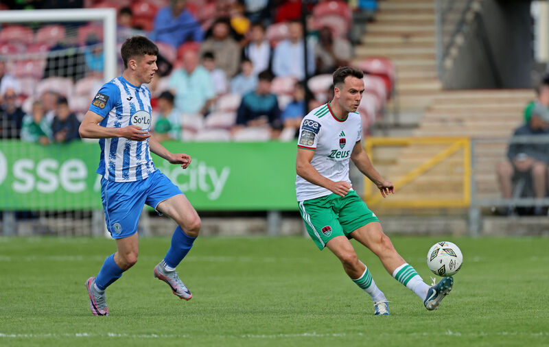  Charlie Lyons under pressure from Max Johnston. Picture: Jim Coughlan.