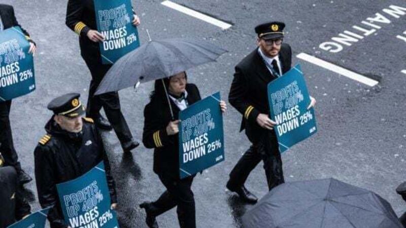 Aer Lingus pilots vote to accept 17.75% pay rise Aer Lingus pilots vote to accept 17.75% pay rise