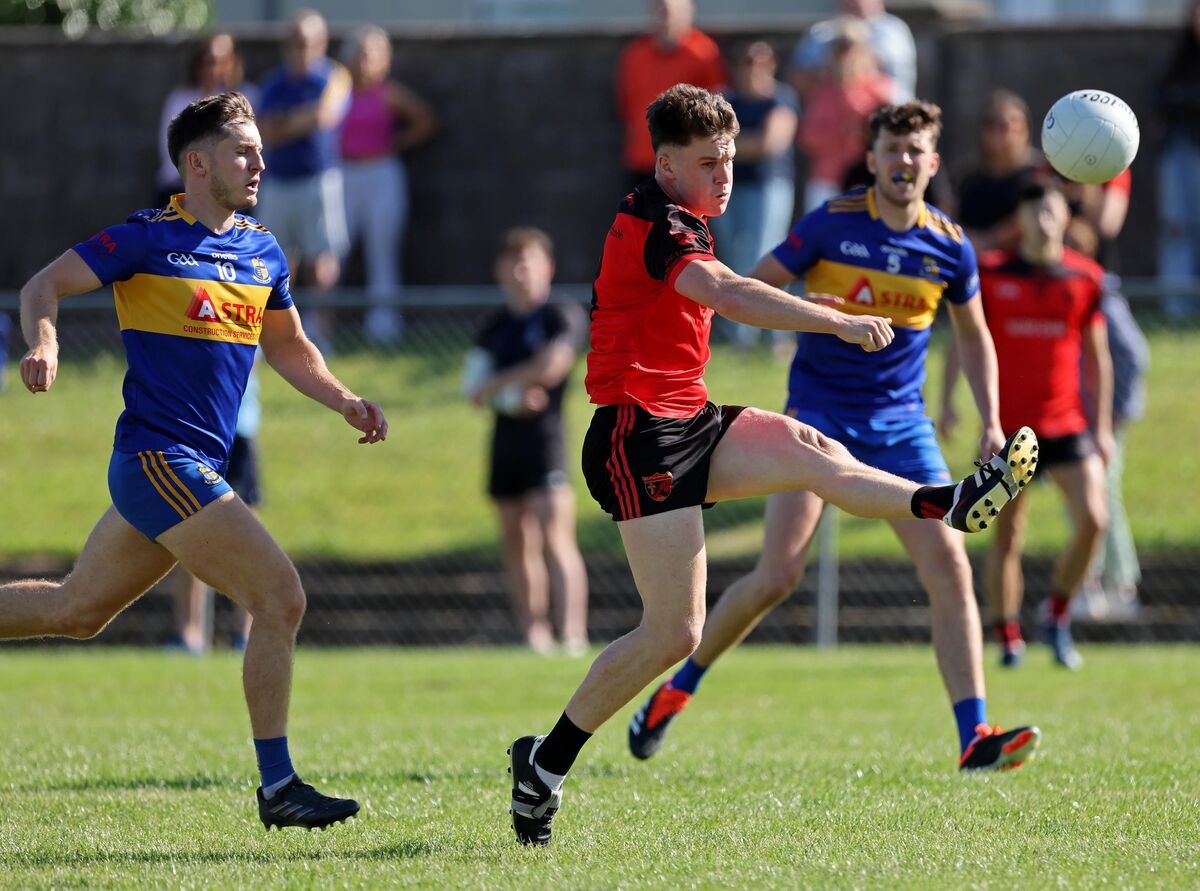 Adam Cohalen, Carrigaline, puts pressure on the shot of Sean O Luasa, Beal Atha'n Ghaorthaidh. Picture: Jim Coughlan. Adam Cohalen, Carrigaline, puts pressure on the shot of Sean O Luasa, Beal Atha'n Ghaorthaidh. Picture: Jim Coughlan.