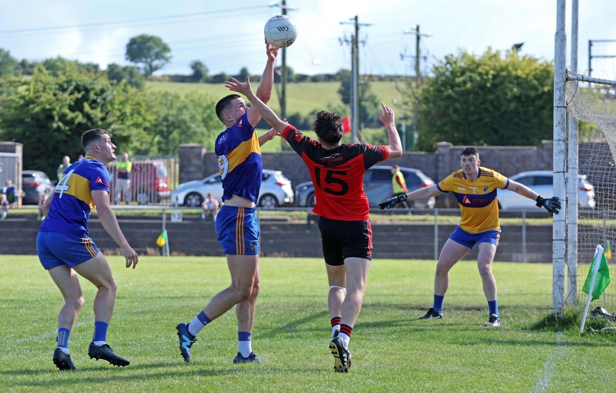 David Griffin, Carrigaline, gets to the ball ahead of Ben Seartan, Beal Atha'n Ghaorthaidh. David Griffin, Carrigaline, gets to the ball ahead of Ben Seartan, Beal Atha'n Ghaorthaidh.