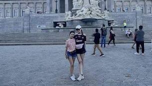 <p class="contextmenu internal_Caption">Amy O’Brien and her friend Niamh Finn in Vienna </p>