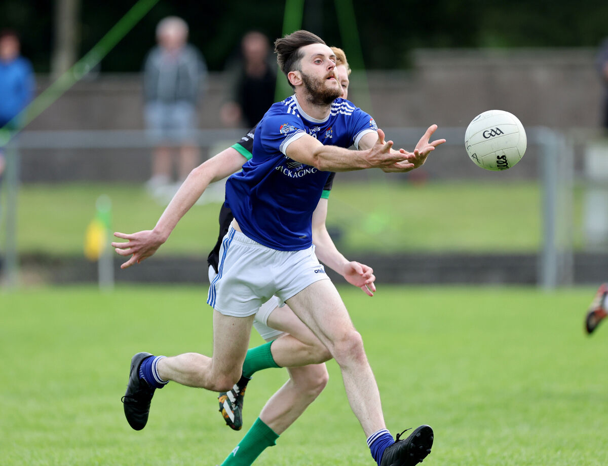 Billy O'Neill, Nemo Rangers, passes the ball away from Conchur Ó Criodáin, Naomh Abán. Picture: Jim Coughlan. Billy O'Neill, Nemo Rangers, passes the ball away from Conchur Ó Criodáin, Naomh Abán. Picture: Jim Coughlan.