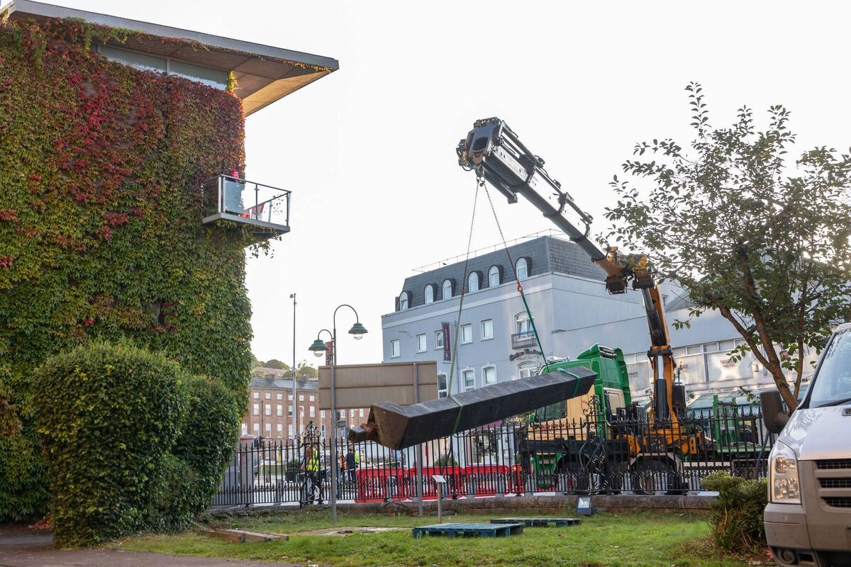 Obelisk of Bronze by Michael Warren, the tallest sculpture in Crawford Art Gallery’s collection, being removed by crane. Photo Darragh Kane Obelisk of Bronze by Michael Warren, the tallest sculpture in Crawford Art Gallery’s collection, being removed by crane. Photo Darragh Kane