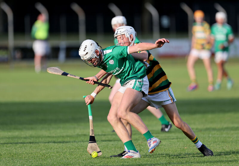 Danny Miskela de Ballincollig affronte Kyle Cronin de Glen Rovers. Photo de Jim Coughlan
