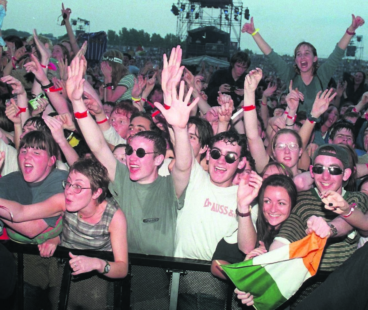 Excited fans at the Oasis concert in Páirc Uí Chaoimh in Cork in 1996. 	 Picture: Eddie O’Hare
                    