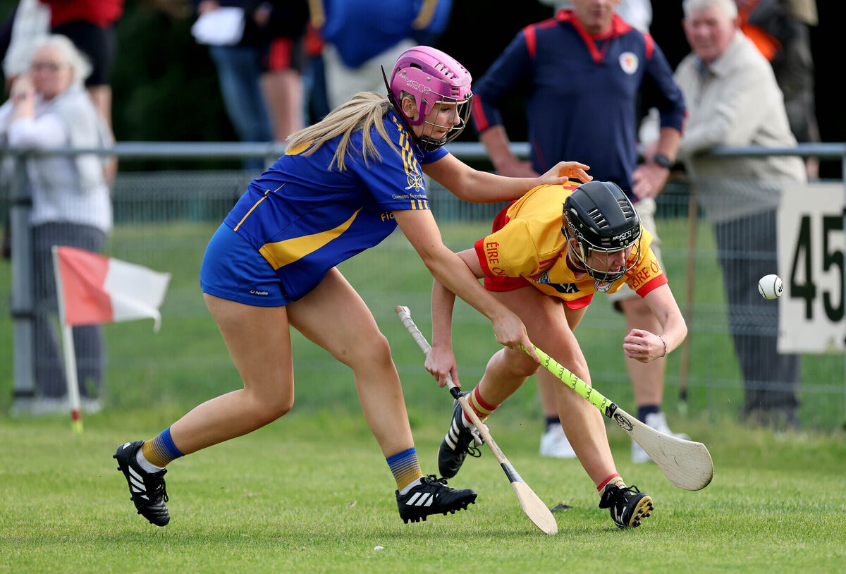  Aoife Byrne O'Riordan, under pressure from St Finbarr's, Aileen Hennessy, Éire Óg. Picture: Jim Coughlan.