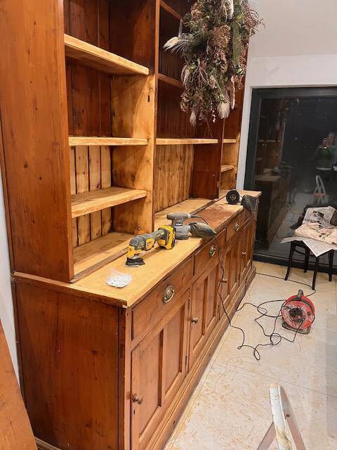 A dresser before Lindsay painted it. A dresser before Lindsay painted it.