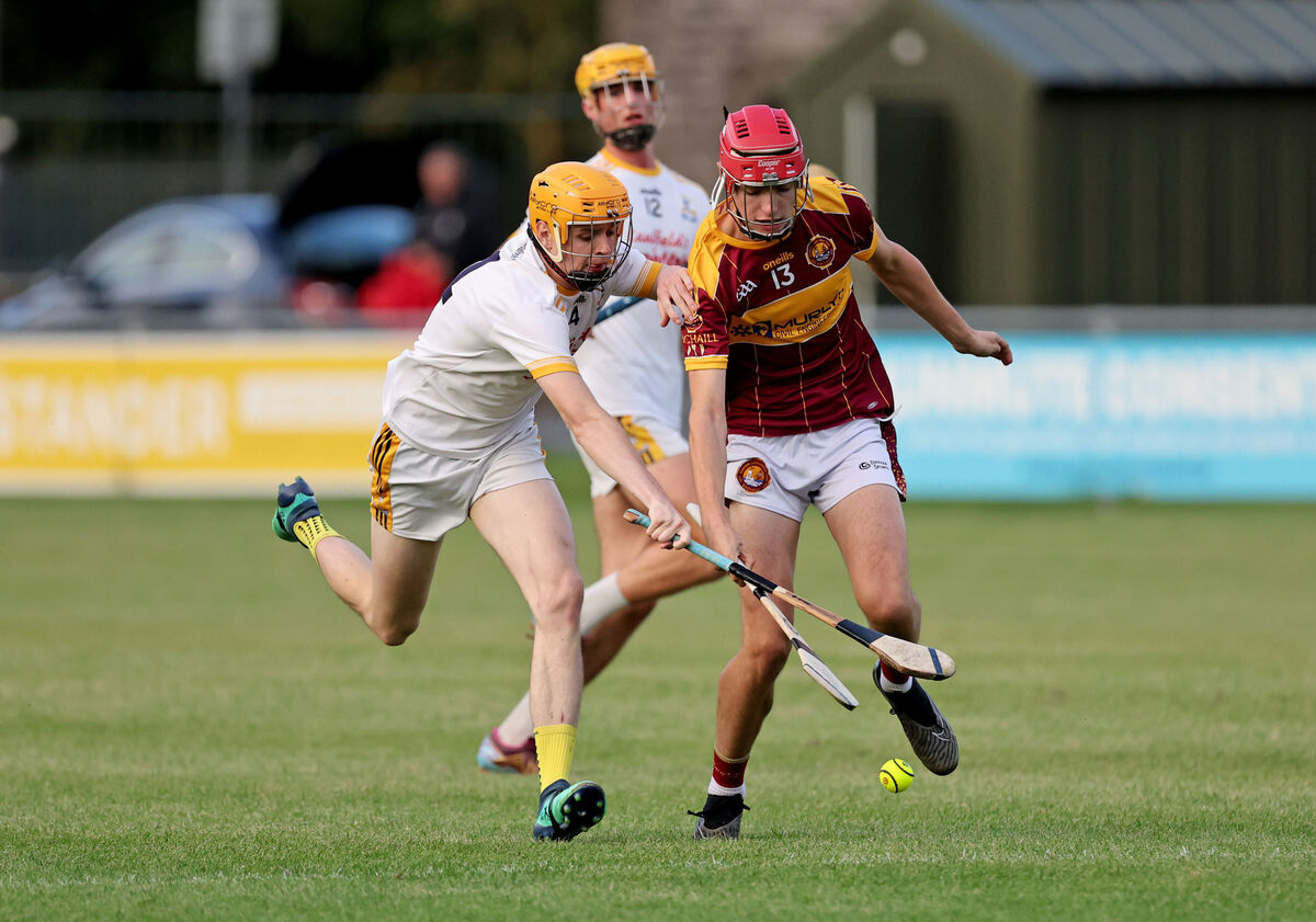  Cillian O'Mahony, Bandon, battles with Jamie Lenane, Youghal. Picture: Jim Coughlan.