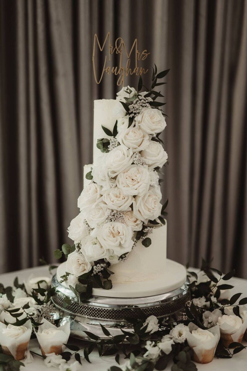 The stunning cake.