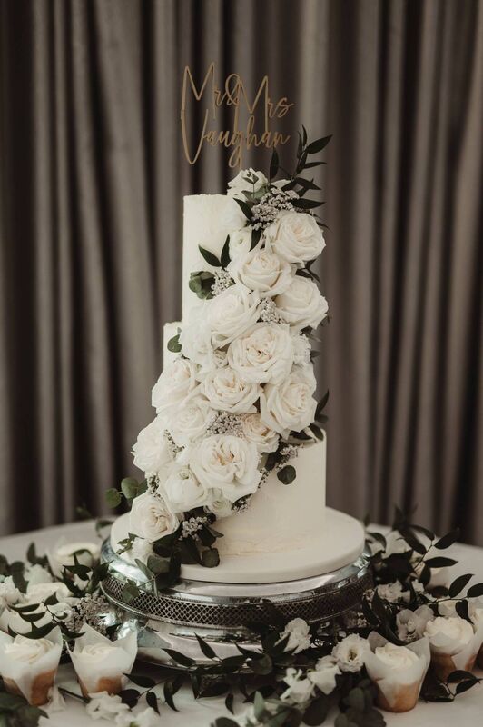 The stunning cake.