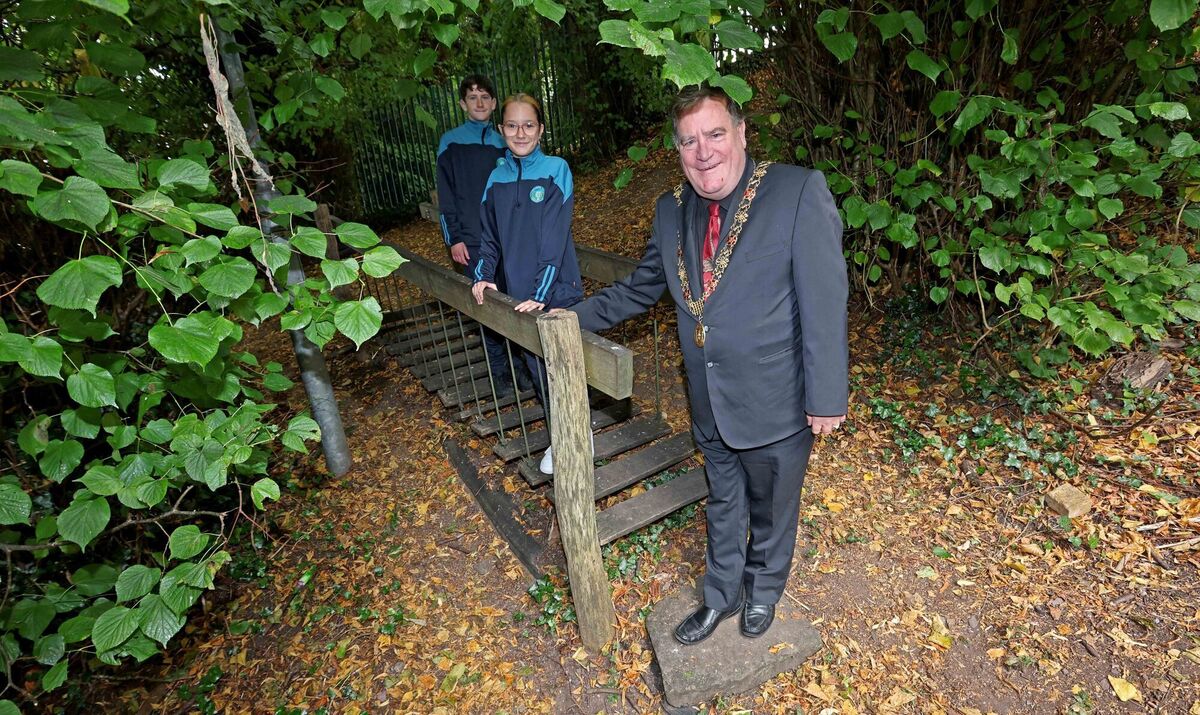 Lord Mayor Cllr Dan Boyle with Conor Quinlan and Lucija Jelse, both 6th class, during a tour of the Sensory Garden at Strawberryhill National School, Blarney Street, Sunday’s Well. Picture: Jim Coughlan
Lord Mayor Cllr Dan Boyle with Conor Quinlan and Lucija Jelse, both 6th class, during a tour of the Sensory Garden at Strawberryhill National School, Blarney Street, Sunday’s Well. Picture: Jim Coughlan