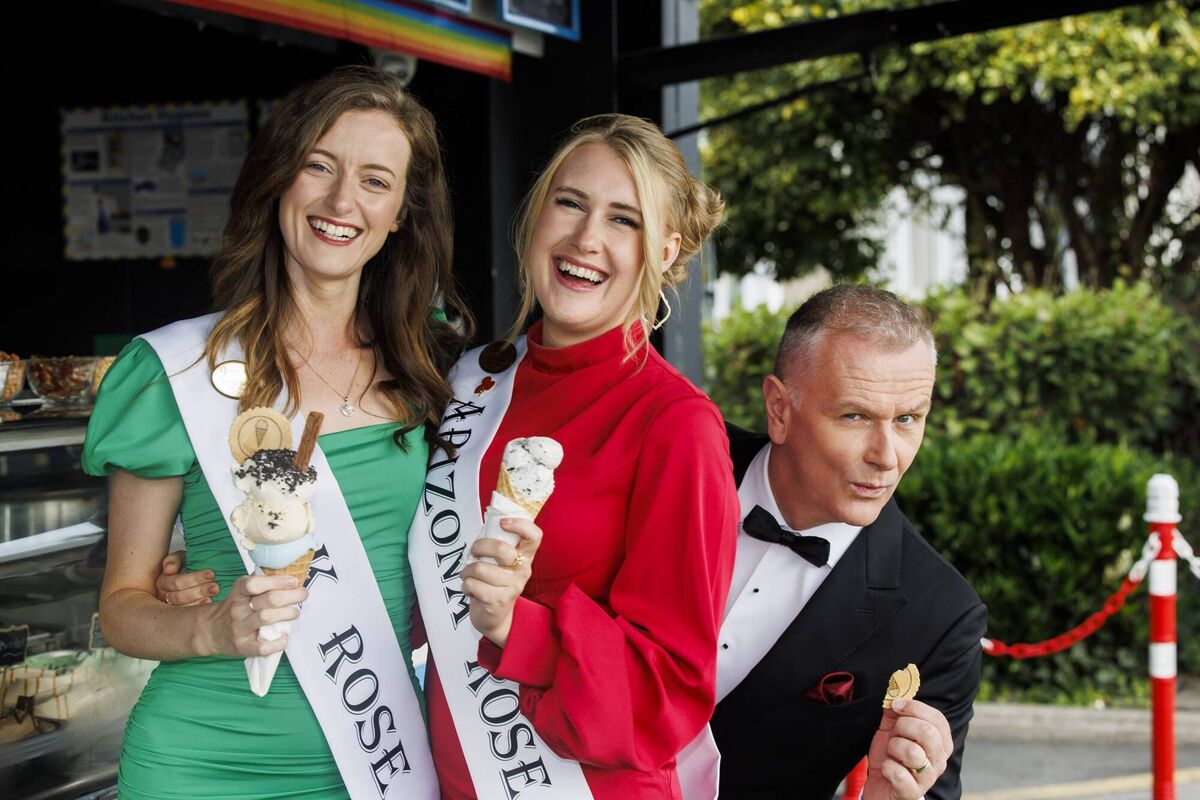 Rose of Tralee International Festival host Dáithí Ó Sé pictured with Cork Rose, Jenny Byrne (2022) and Arizona Rose, Sophie Owen. Picture Andres Poveda