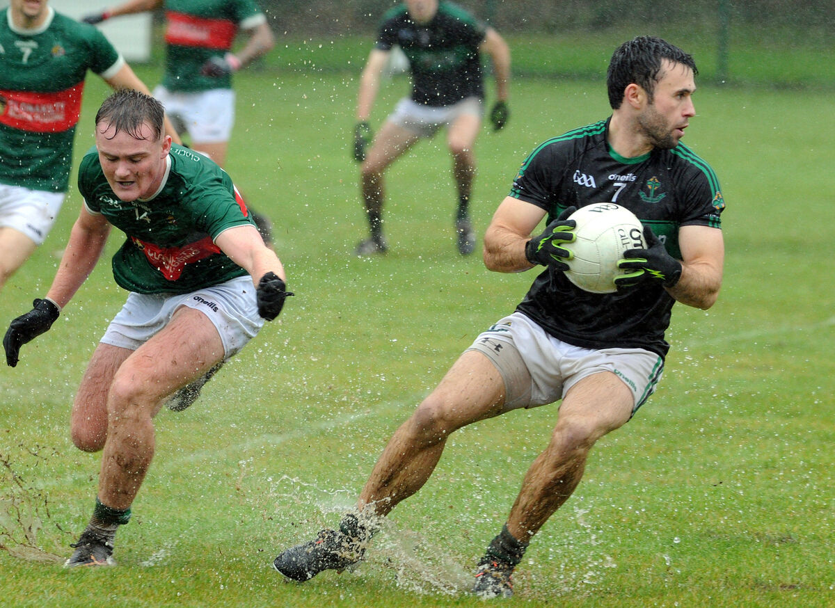 Nemo Rangers' Stephen Cronin breaks clear of Clonakilty's Conor Daly last year in Bandon. Picture: Denis Minihane Nemo Rangers' Stephen Cronin breaks clear of Clonakilty's Conor Daly last year in Bandon. Picture: Denis Minihane