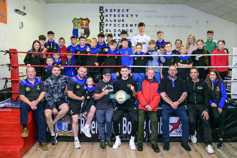 Cork Boxing: Riverstown Boxing Club members with Callum Walsh, Tom Loeffler and the legendary Freddie Roach. Super Welterweight Walsh was paying a visit to his amateur club ahead of his WBC Continental Americas title fight in the 3 Arena in Dublin on Friday. Picture: Doug Minihane