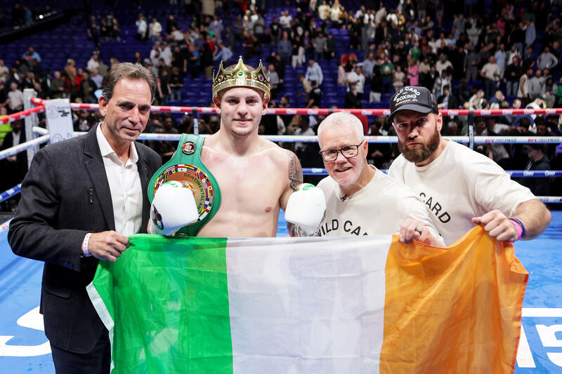 Callum Walsh celebrates winning with President of 360 Promotions Tom Loeffler and trainer Freddie Roach. Picture: INPHO/Laszlo Geczo
