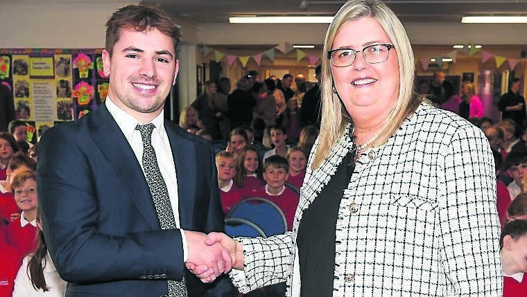 Siobhán Ní Chatháin on the occasion of her retirement as principal of Gaelscoil Uí Drisceoil in Glanmire, exchanging greetings with incoming principal Padraig Ó Céilleachair.	Picture: David Keane
                    