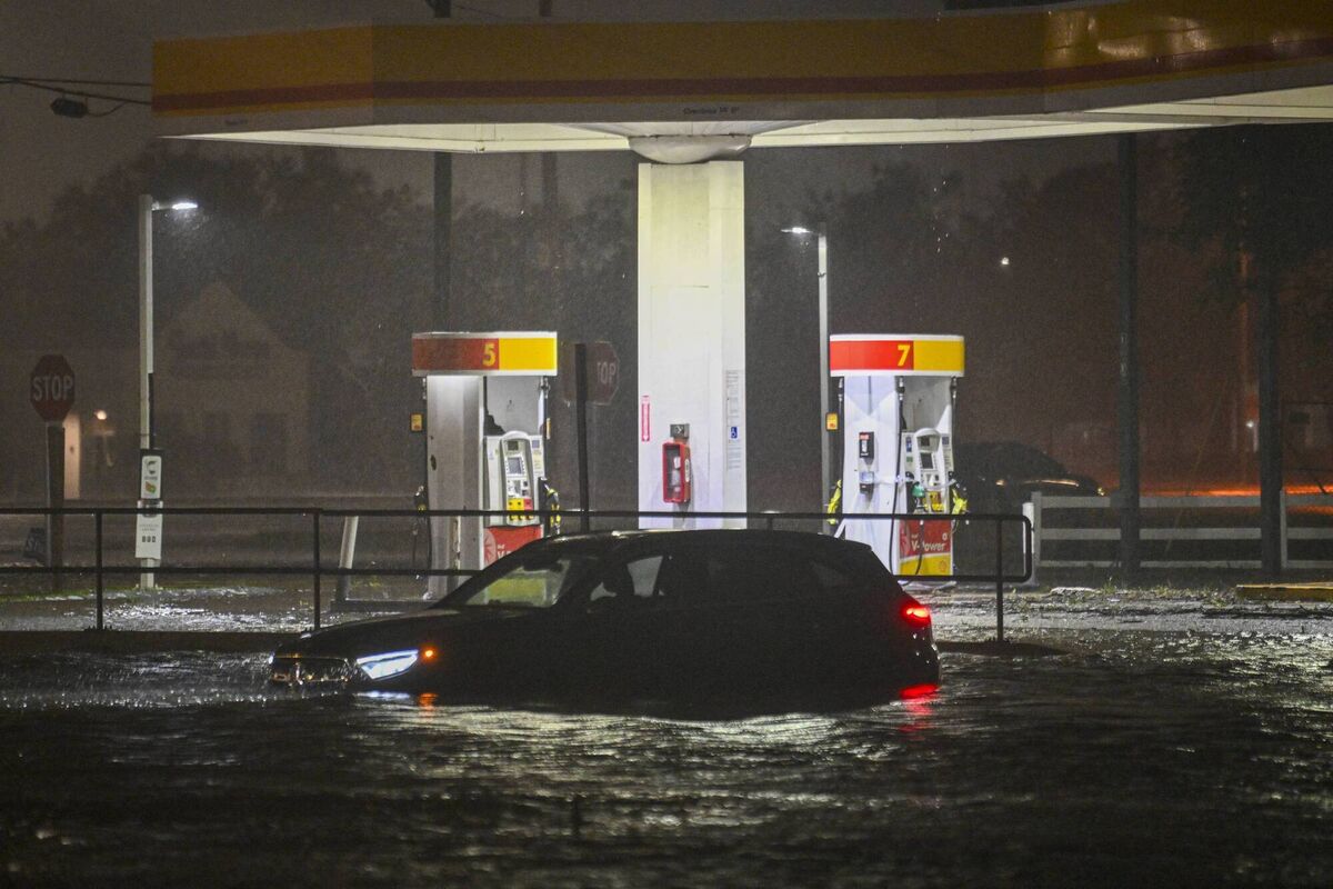 A car stranded on a water-flooded street after Hurricane Milton made landfall in Brandon, Florida on October 9, 2024. Photo: Miguel J. Rodriguez Carrillo/AFP via Getty Images