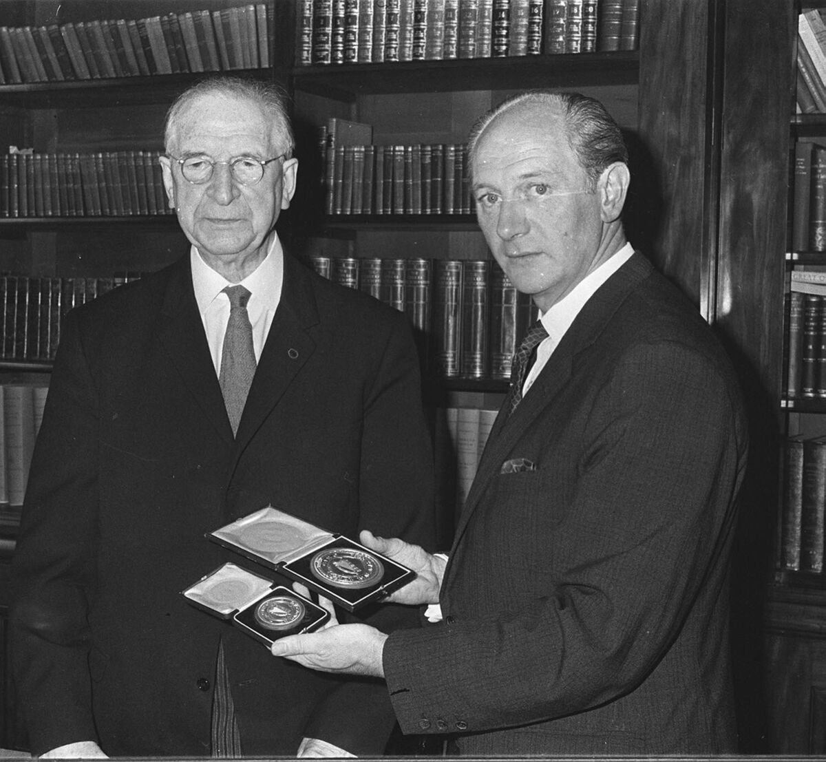 JACK LYNCH RECEIVES HIS SEALS OF OFFICE FROM PRES EAMON DE VALERA IN 1969 MAXWELL ARCHIVAL PIC JACK LYNCH RECEIVES HIS SEALS OF OFFICE FROM PRES EAMON DE VALERA IN 1969 MAXWELL ARCHIVAL PIC