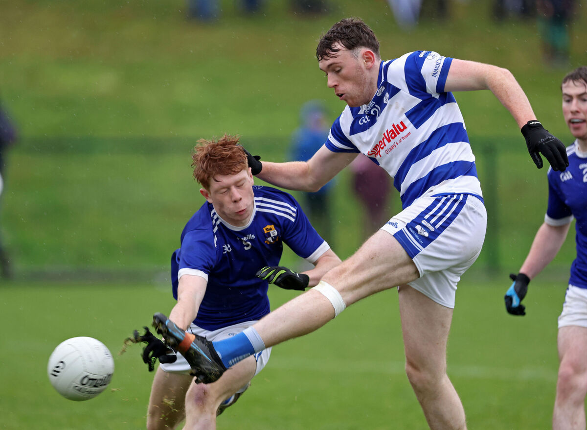 Thomas Morgans, Aghinagh, blocks down Sean Sheehan, Inniscarra. Picture: Jim Coughlan. Thomas Morgans, Aghinagh, blocks down Sean Sheehan, Inniscarra. Picture: Jim Coughlan.