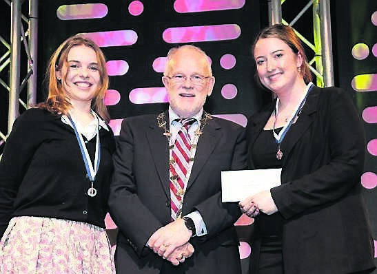 Bhuaigh Méabh Ní Chonaill agus Éabha Breathnach ó Choláiste na hOllscoile i gCorcaig duais i gcomórtas na lúibíní ag Oireachtais na Samhna 2023 _Killarney - Friday - Lúibíní..	Picture: Clive Wasson