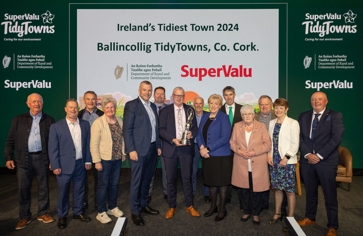 Pictured at the 2024 SuperValu TidyTowns competition was (at centre) Luke Hanlon, Managing Director of SuperValu; Tom Butler, Chairperson, Ballincollig Tidy Town Committee; and Minister for Rural and Community Development, Heather Humphreys TD, along with members of the Ballincollig Tidy Town Committee at the awards ceremony at Croke Park. Pic:Naoise Culhane Pictured at the 2024 SuperValu TidyTowns competition was (at centre) Luke Hanlon, Managing Director of SuperValu; Tom Butler, Chairperson, Ballincollig Tidy Town Committee; and Minister for Rural and Community Development, Heather Humphreys TD, along with members of the Ballincollig Tidy Town Committee at the awards ceremony at Croke Park. Pic:Naoise Culhane
