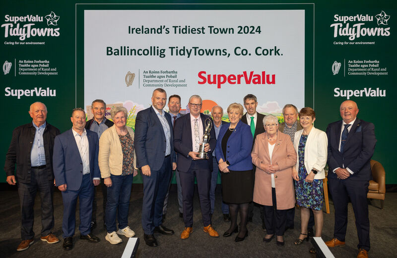 Pictured at the 2024 SuperValu TidyTowns competition was (at centre) Luke Hanlon, Managing Director of SuperValu; Tom Butler, Chairperson, Ballincollig Tidy Town Committee; and Minister for Rural and Community Development, Heather Humphreys TD, along with members of the Ballincollig Tidy Town Committee at the awards ceremony at Croke Park. Pic:Naoise Culhane
