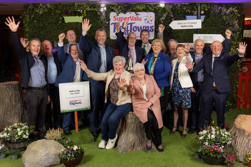 Pictured at the 2024 SuperValu TidyTowns competition was (centre, back row)) Luke Hanlon, Managing Director of SuperValu; Tom Butler, Chairperson, Ballincollig Tidy Town Committee; and Minister for Rural and Community Development, Heather Humphreys TD, along with members of the Ballincollig Tidy Town Committee at the awards ceremony at Croke Park. Pic:Naoise Culhane